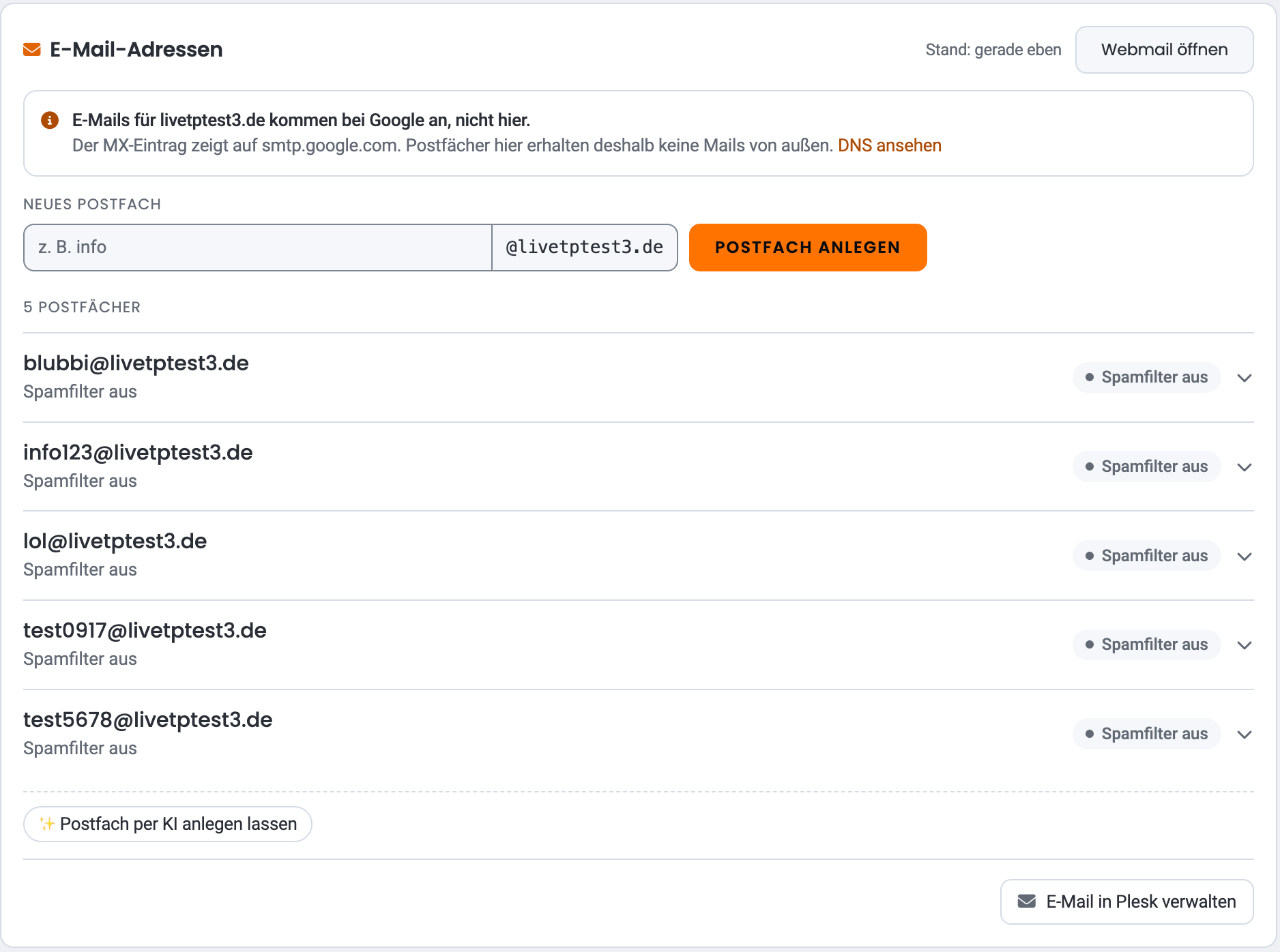 Reiter E-Mail mit der Karte „E-Mail-Adressen“: Knopf „Webmail öffnen“, Feld „Neues Postfach“ mit dem Knopf „Postfach anlegen“, die Liste der Postfächer mit Spamfilter-Status, der Knopf „Postfach per KI anlegen lassen“ und unten „E-Mail in Plesk verwalten“