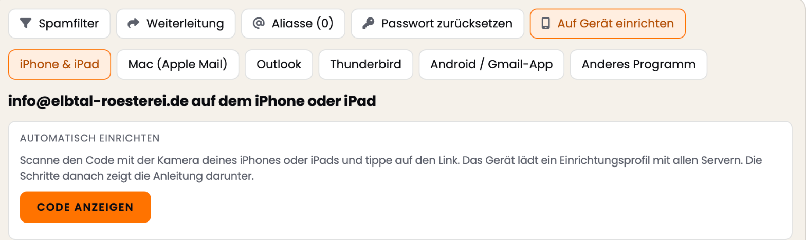 Postfachzeile mit den Knöpfen Spamfilter, Weiterleitung, Aliasse, Passwort zurücksetzen und „Auf Gerät einrichten“, darunter die Geräteauswahl iPhone & iPad, Mac (Apple Mail), Outlook, Thunderbird, Android / Gmail-App, Anderes Programm und der Abschnitt „Automatisch einrichten“ mit dem Knopf „Code anzeigen“
